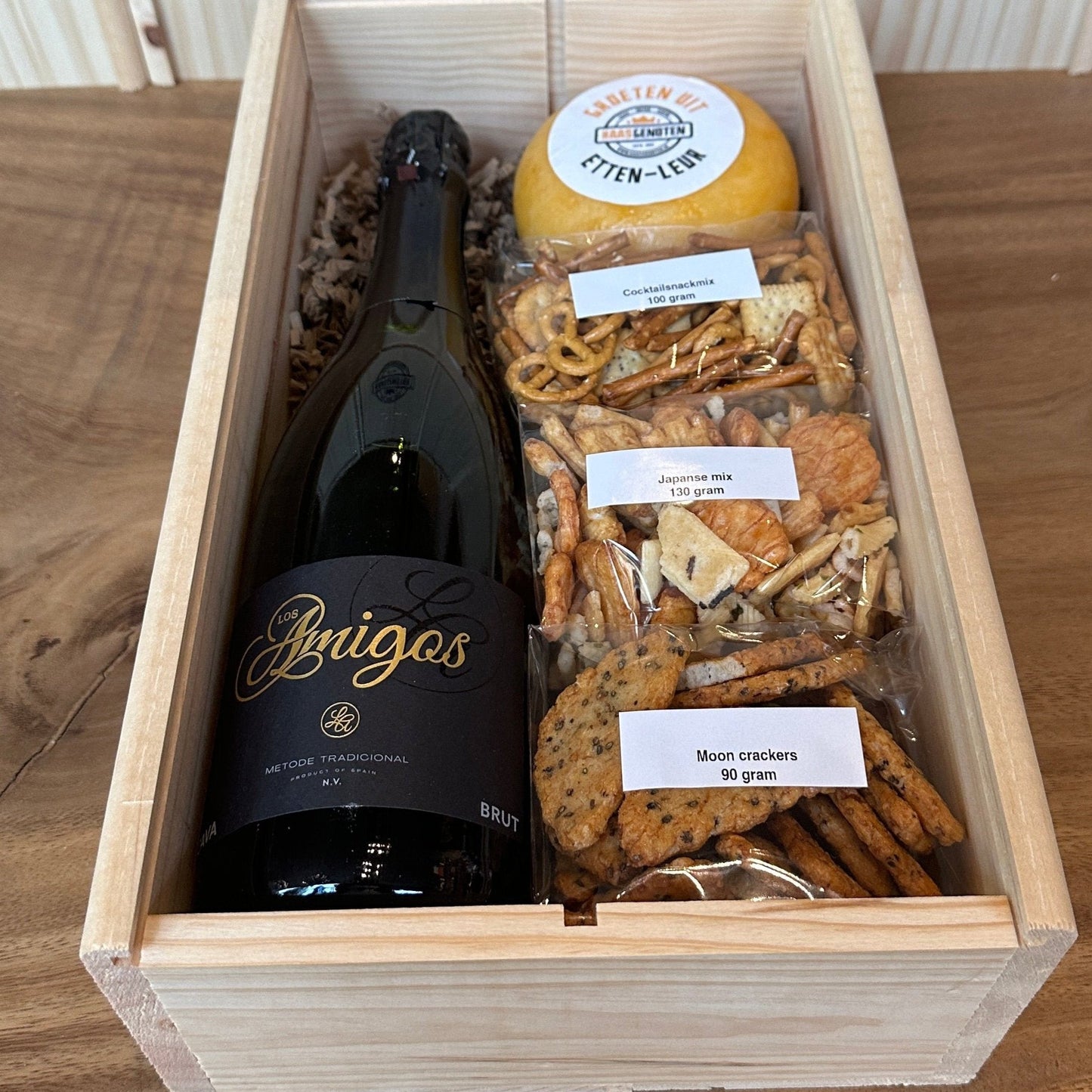 Wijnkist cava pakket met pondje kaas Bubbel Amigos