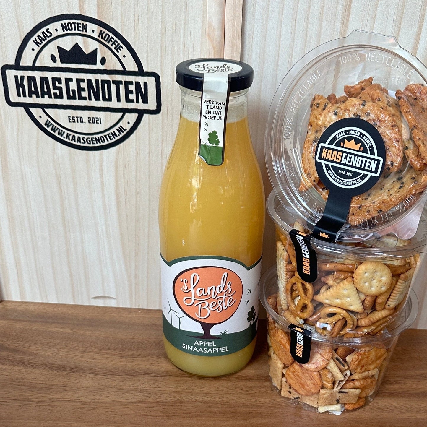 Cadeaupakket sap met zoutjes/nootjes