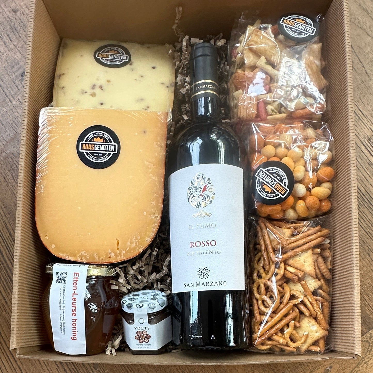 Vensterbox kaas, wijn, honing en nootjes/zoutjes