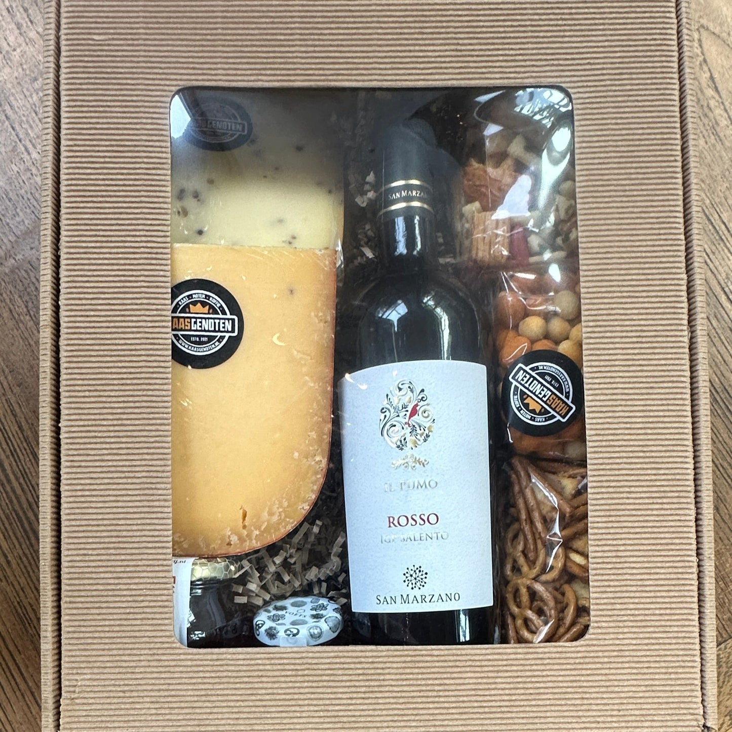 Vensterbox kaas, wijn, honing en nootjes/zoutjes