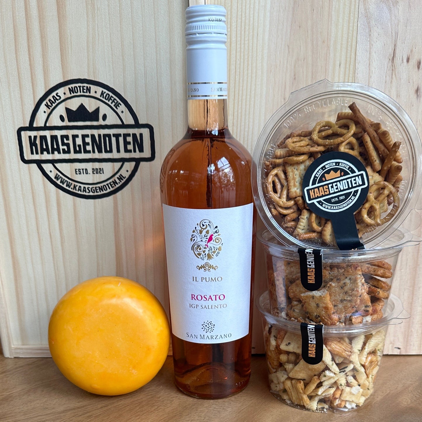 Cadeaupakket met boeren pondje, San Marzano Rose wijn en zoutjes