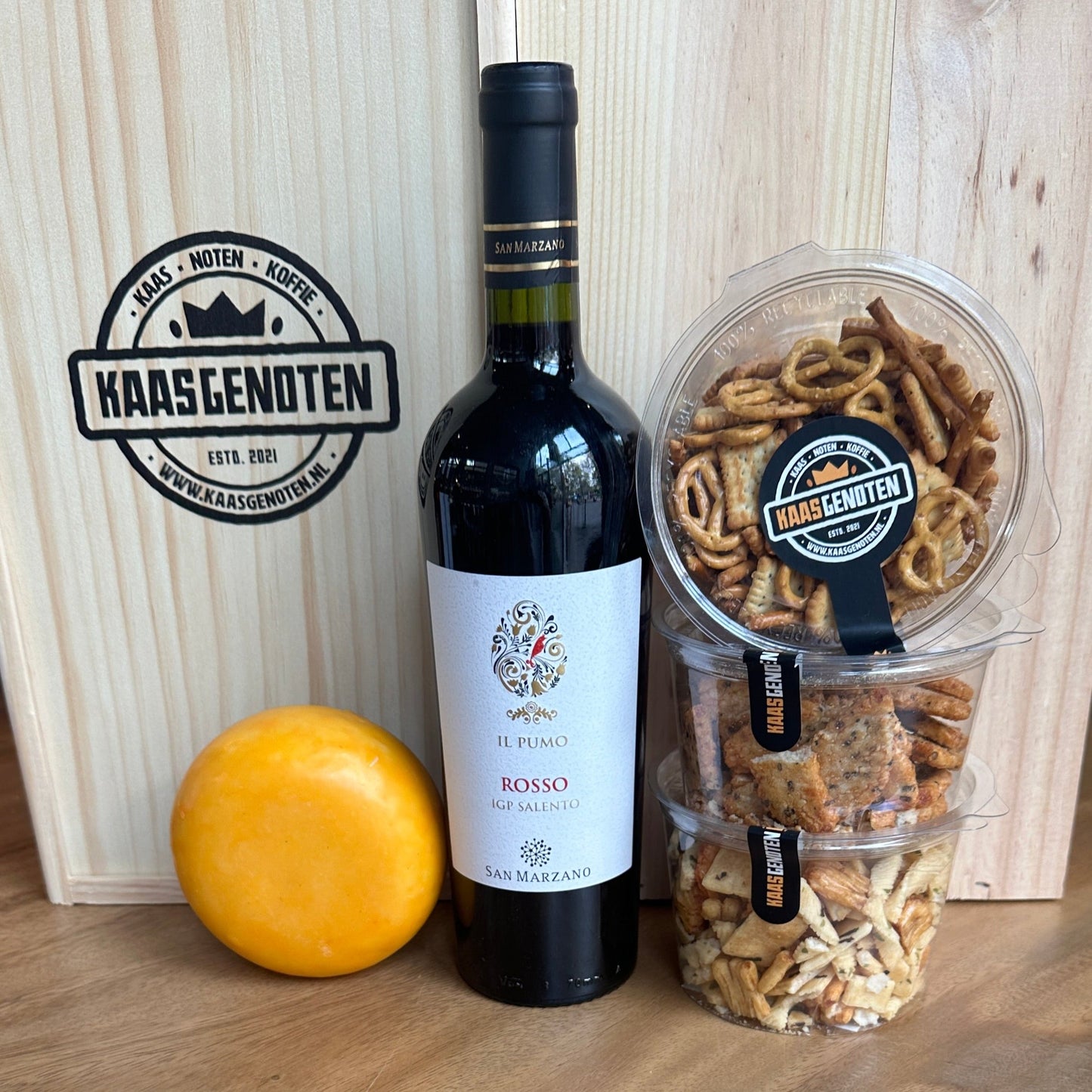 Cadeaupakket met boeren pondje, Marzano rode wijn en zoutjes