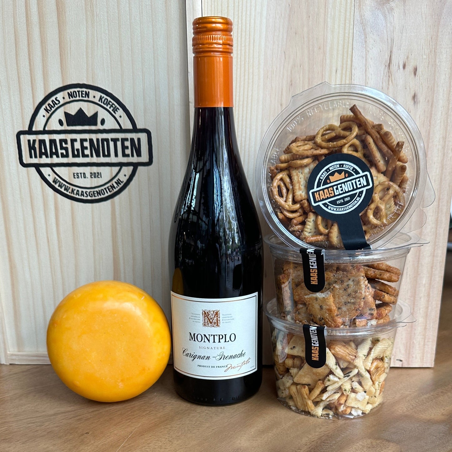 Cadeaupakket met boeren pondje, Montplo rode wijn en zoutjes