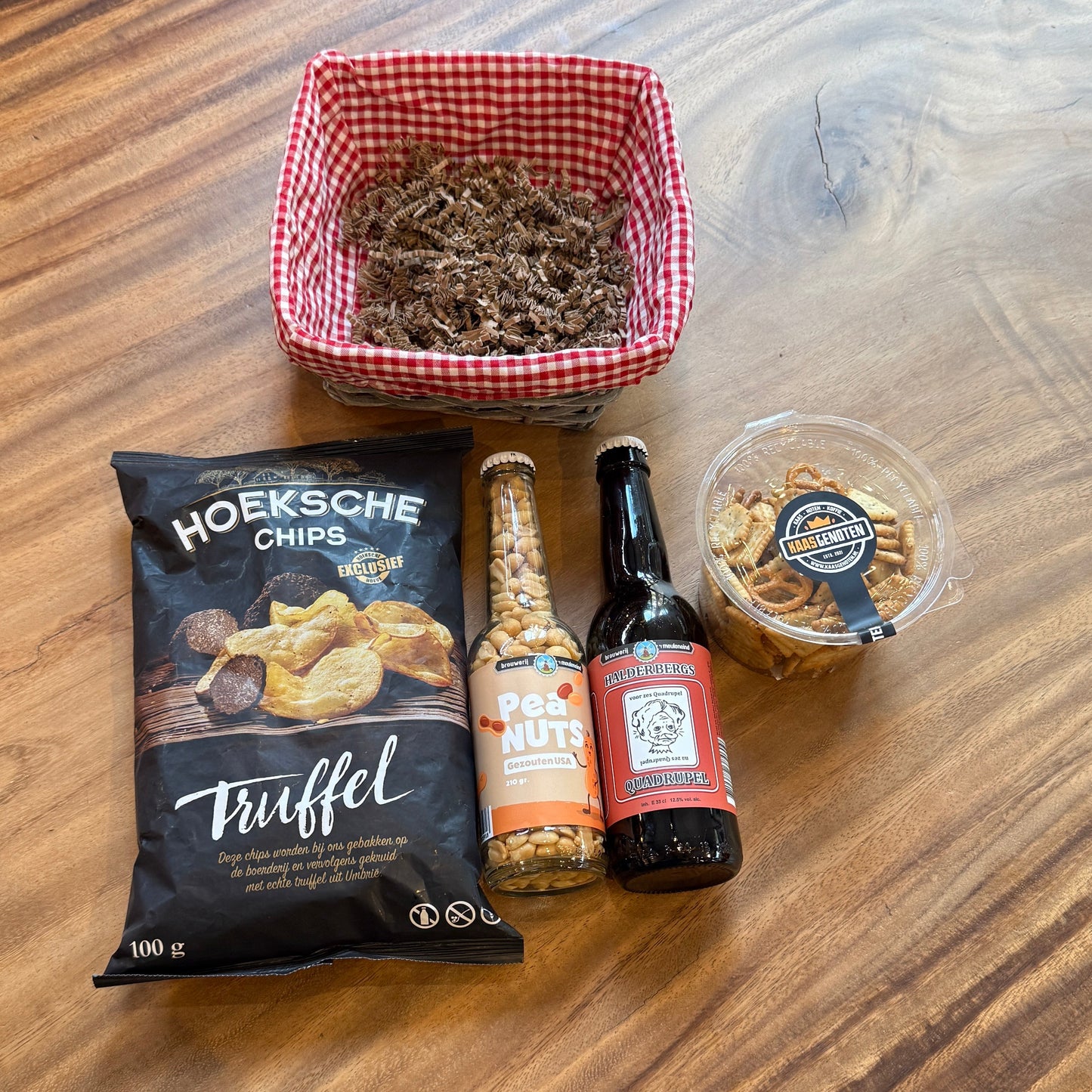 Rieten mand met chips, zoutjes en bier
