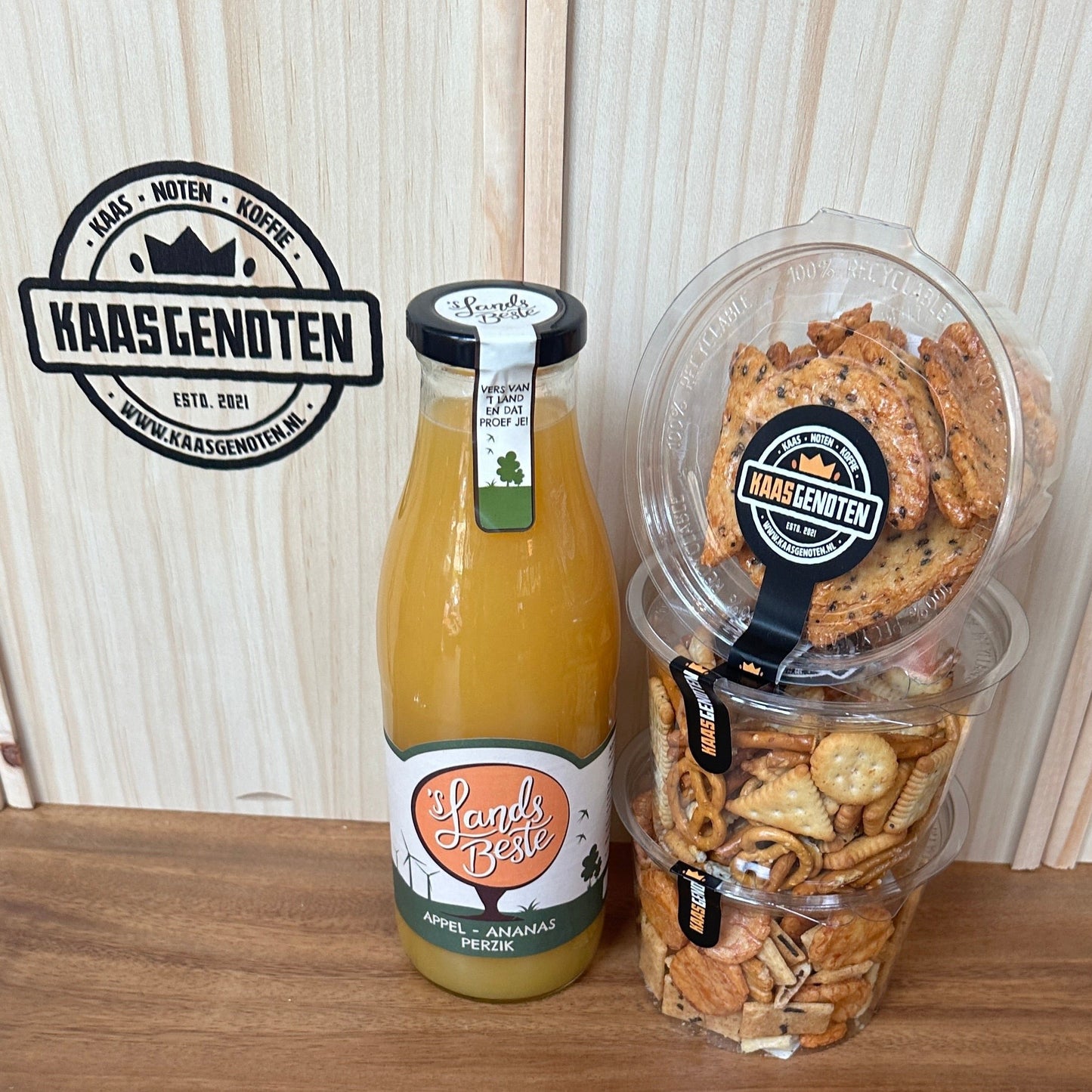 Cadeaupakket sap (appel, ananas en perzik) met zoutjes/noten