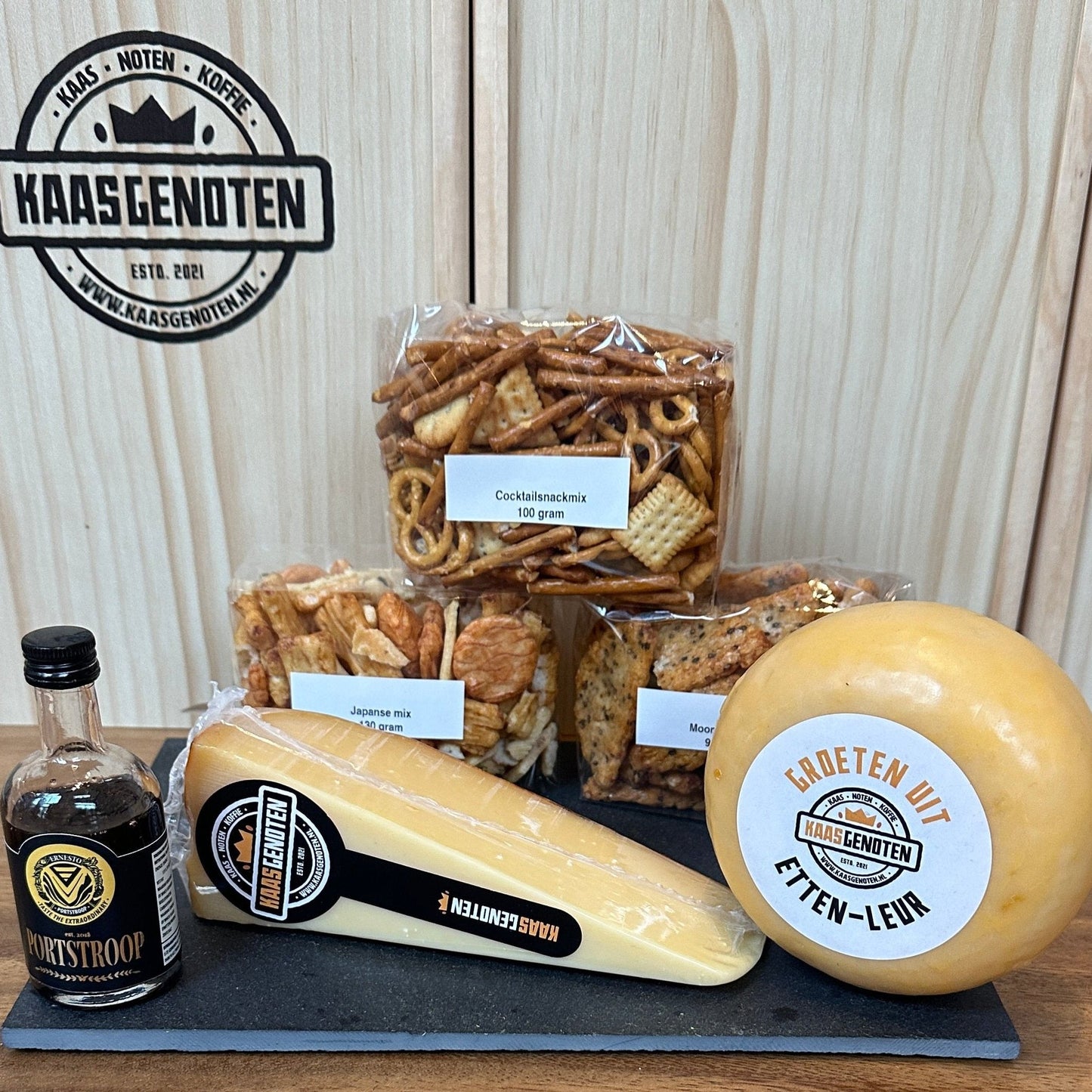 Kaasgenoten - Leisteen plank Kaas & noten/zoutjes Pakket