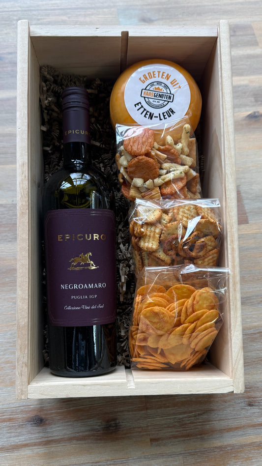 Houten wijnkist met negroamaro, kaas en zoutjes/nootjes