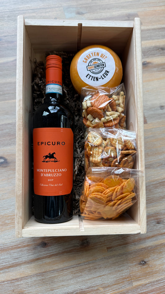 Houten wijnkist met montepulciano, kaas en zoutjes/nootjes