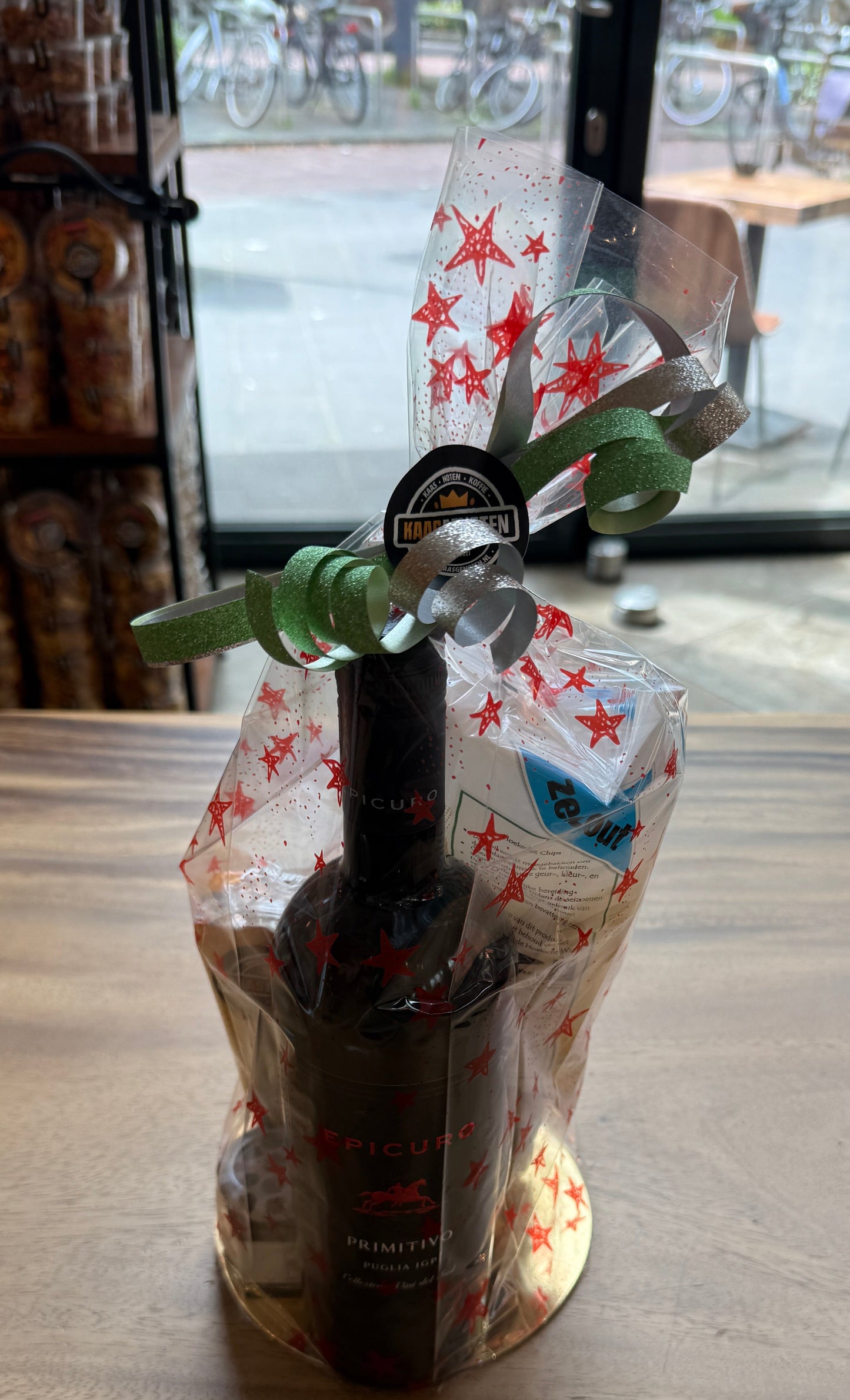Kerstpakket stazak rode wijn detail - Kaasgenoten