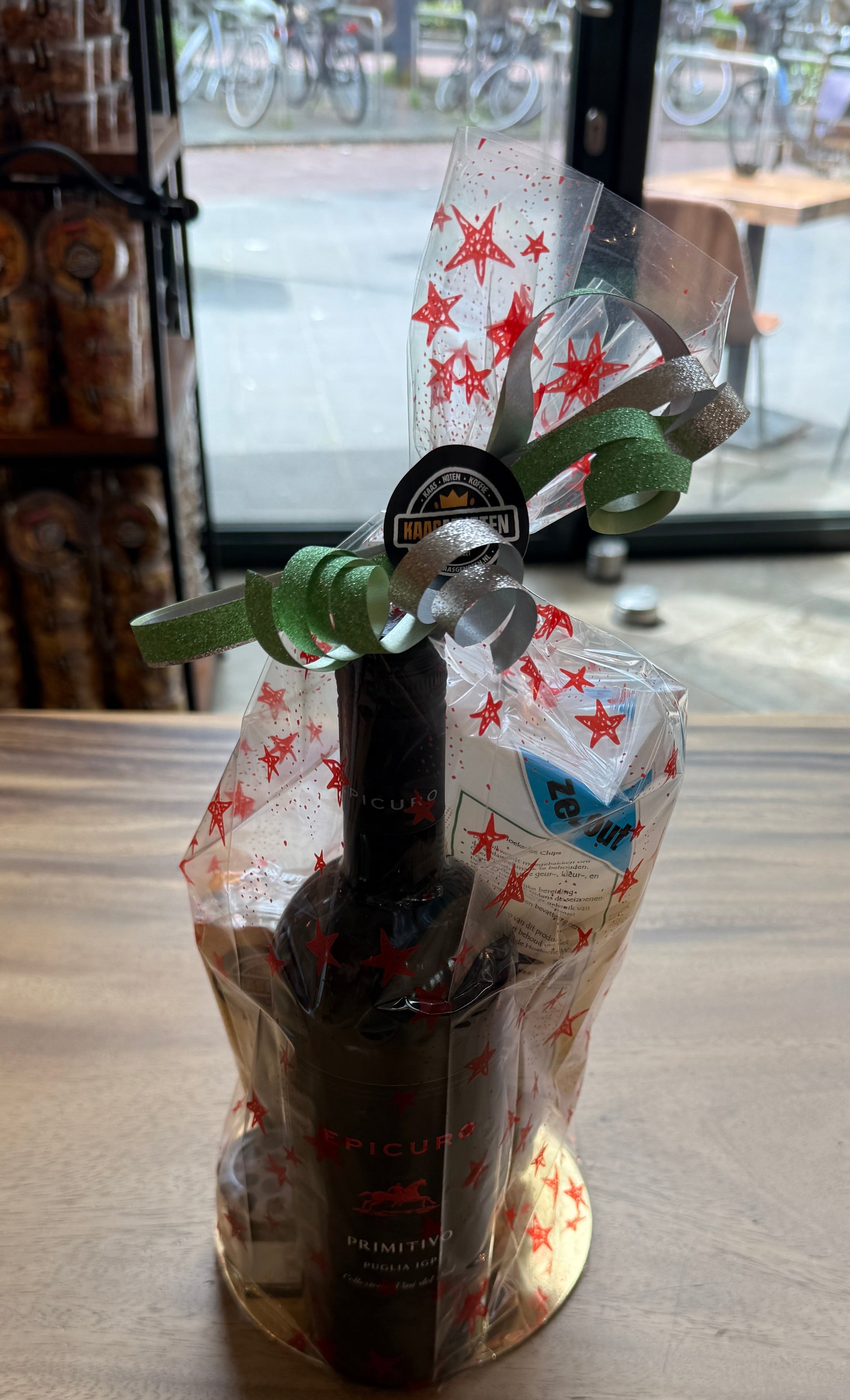 Kerstpakket stazak rode wijn detail - Kaasgenoten