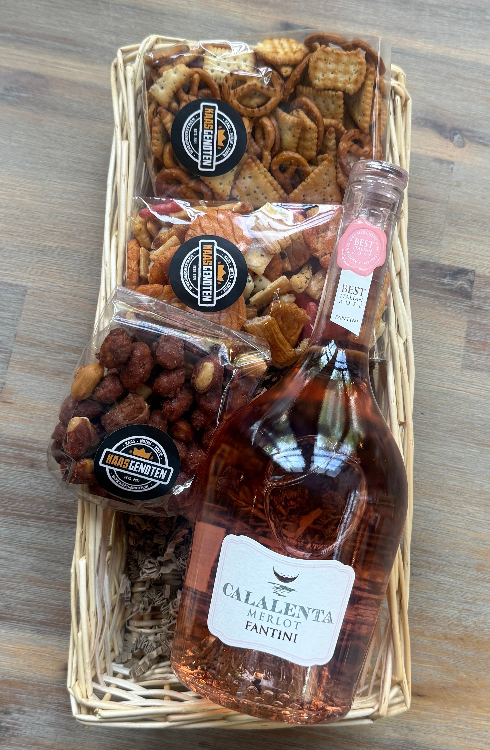 Rieten mand met Calalenta Rosé wijn - cadeau van Kaasgenoten
