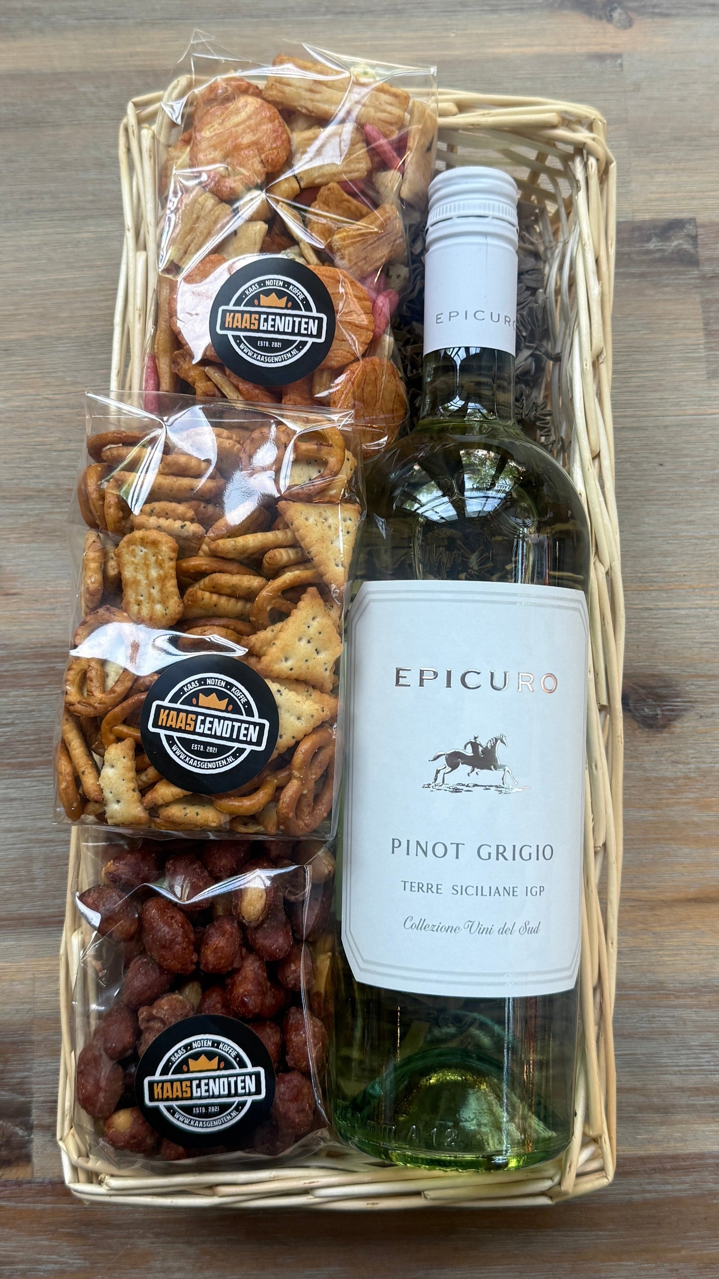 Rieten mand met Epicuro Pinot Grigio - cadeau van Kaasgenoten