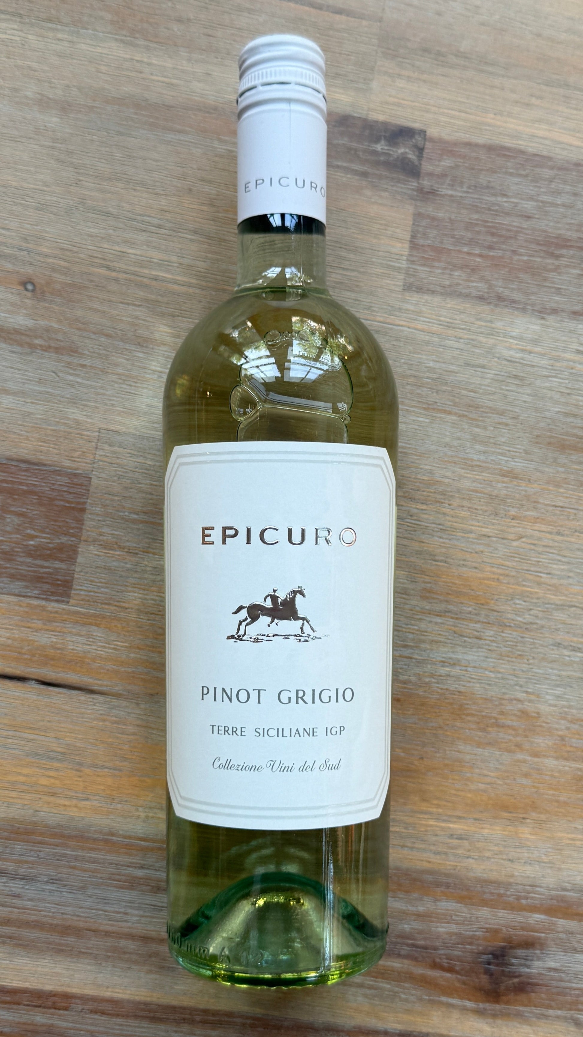 Stijlvolle rieten mand gevuld met Epicuro Pinot Grigio witte wijn