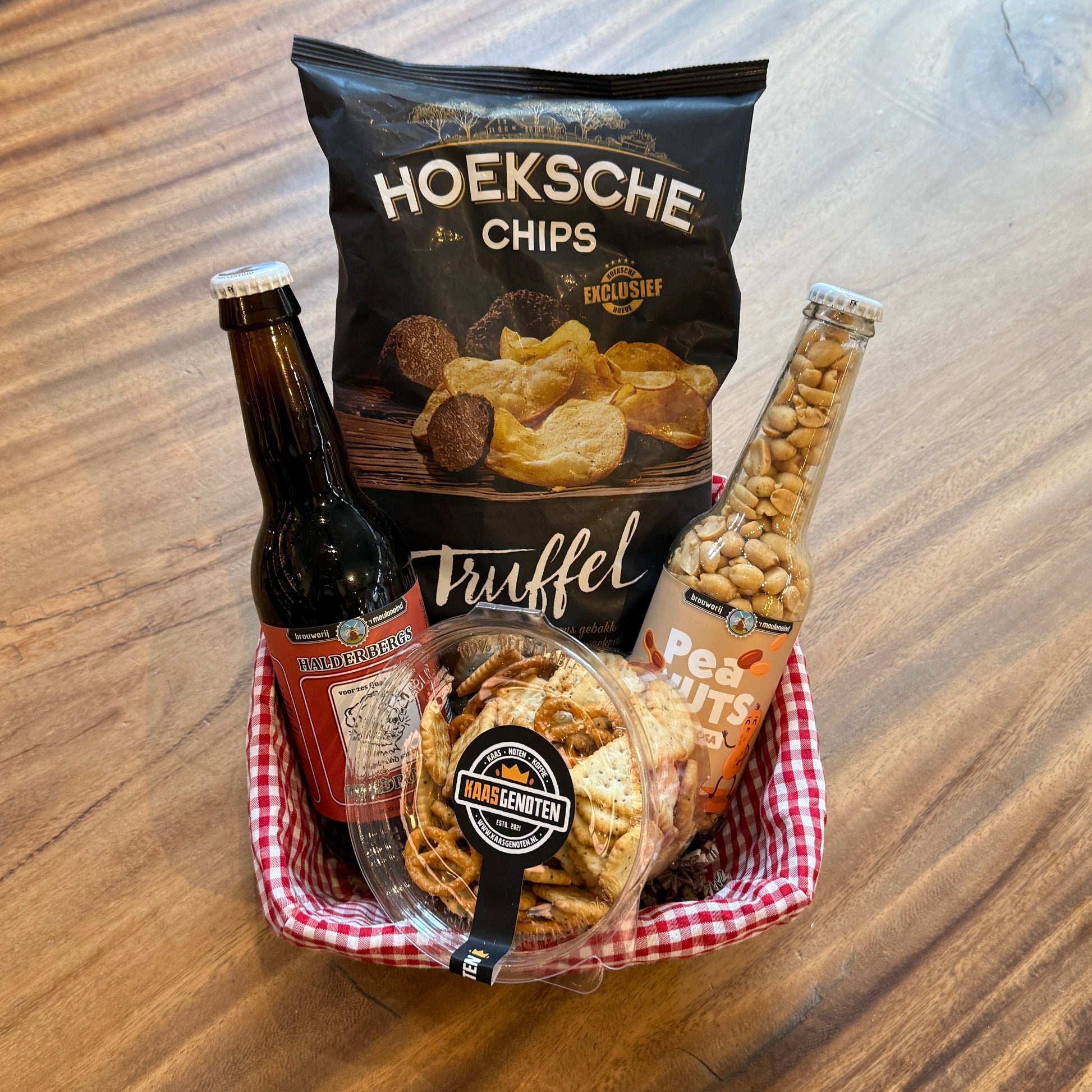 Rieten borrelbox met chips, pretzels, pinda's en ambachtelijk bier van Brouwerij T'Meuleneinde