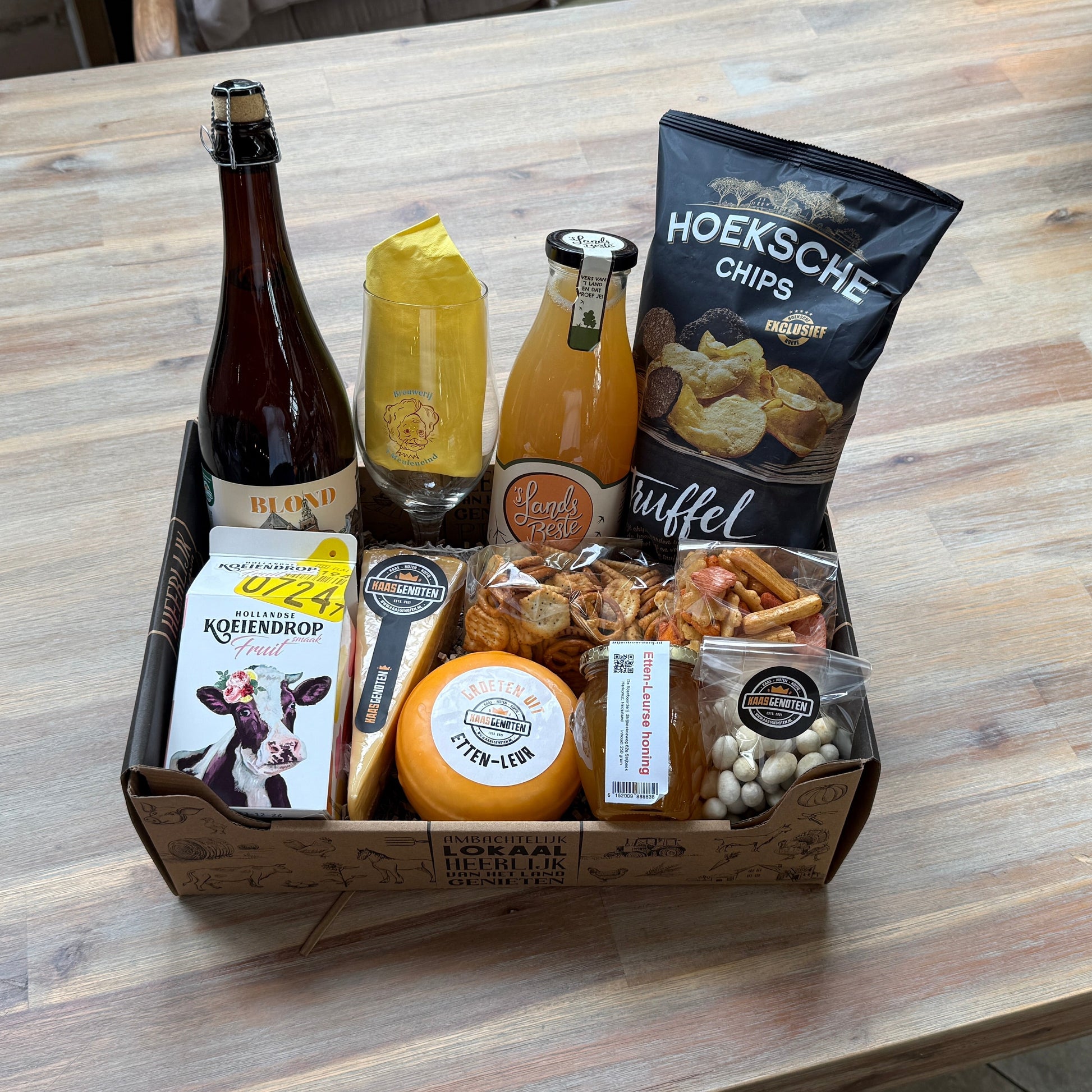 Luxe cadeaupakket borrelen van Kaasgenoten met bier, kaas, honing en truffelchips
