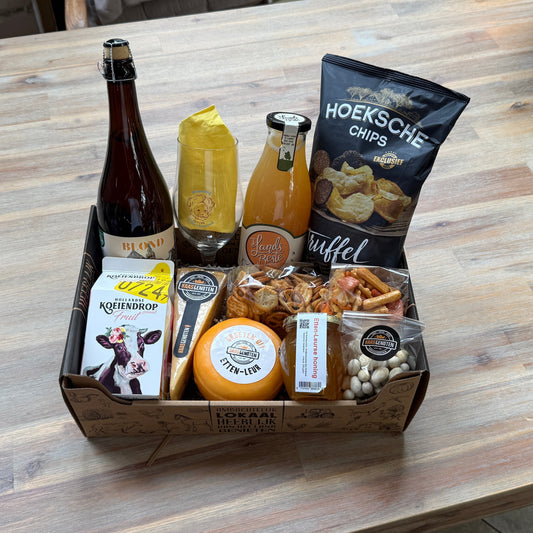 Luxe cadeaupakket borrelen van Kaasgenoten met bier, kaas, honing en truffelchips