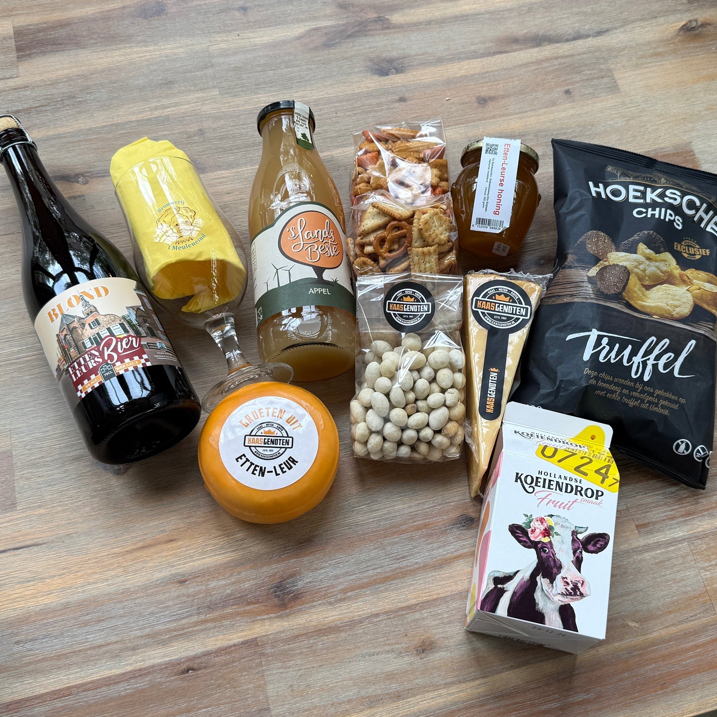 nhoud borrelcadeaupakket Kaasgenoten — boerenkaas, koeiendrop en nootjes