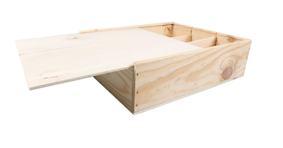 Houten wijnkist met gedeeltelijk geopend schuifdeksel