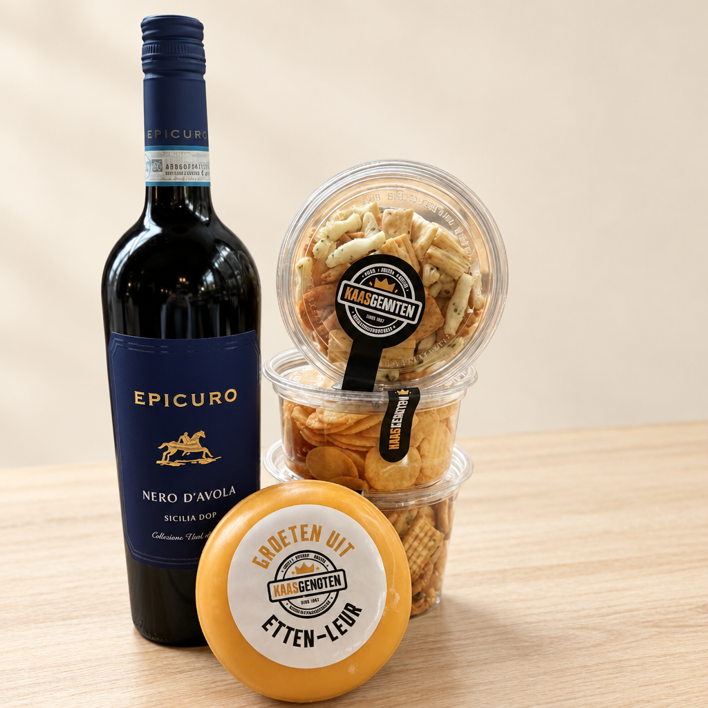 Cadeauverpakking Epicuro Negroamaro met Kaas & Nootjes op een lichte rustige achtergrond