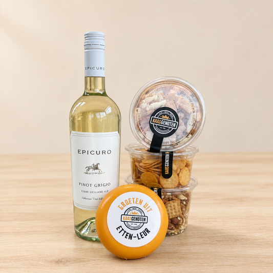 Cadeauverpakking Epicuro Pinotgrigio met Kaas & Nootjes op een lichte rustige achtergrond