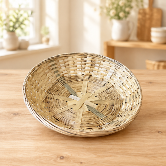 Ronde bamboemand volledig zichtbaar op een lichte houten tafel