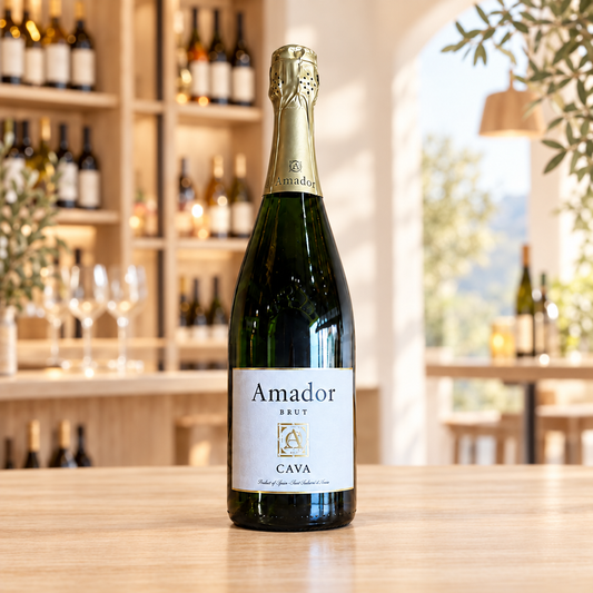 Amador Brut Cava de Guarda volledig zichtbaar in een lichte elegante wijnsetting