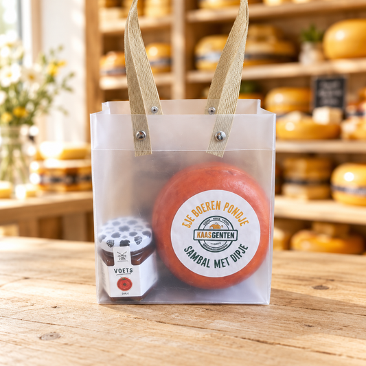 Tasje boeren pondje sambal met dipje op een lichte houten toonbank