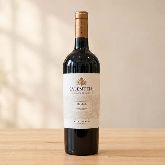 Fles Salentein Barrel Selection Malbec 2024 op een lichte, warme houten ondergrond