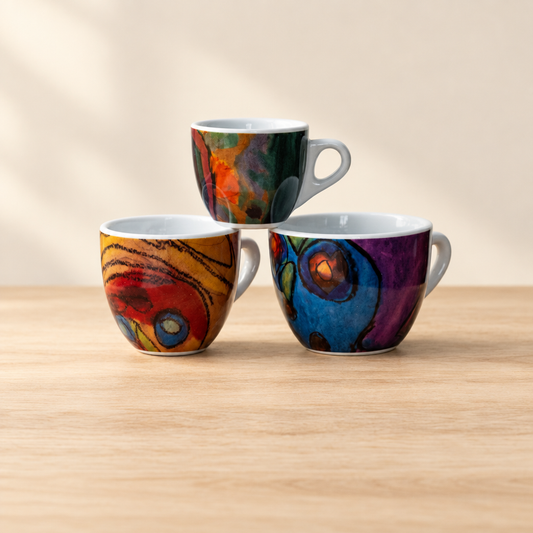 Cappuccino kop en schotel Hesselink koffie met beschilderde kopjes op een lichte achtergrond