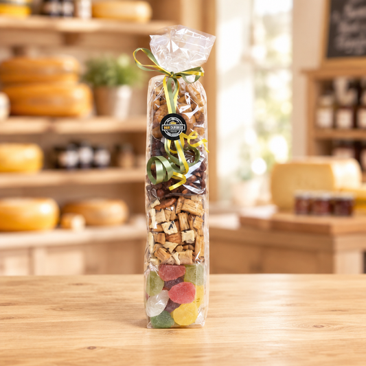 Voordeelzak met vier kleine zakjes nootjes op een warme lichte houten toonbank