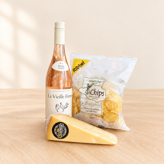 Cadeauverpakking La Vieille Ferme Rosé met Kaas en Chips op een lichte rustige achtergrond