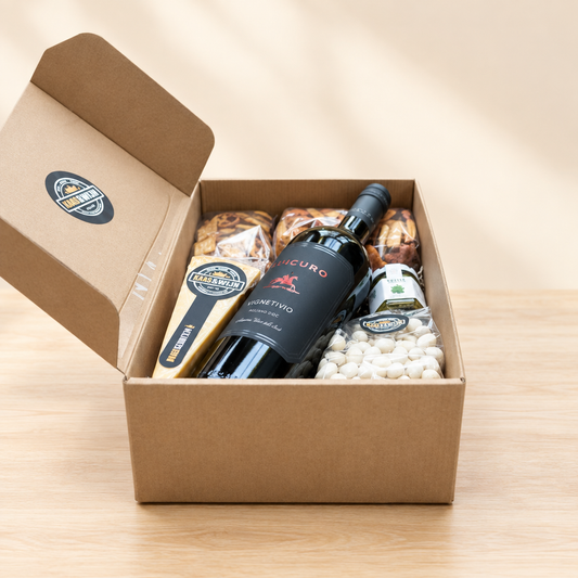 Cadeaupakket venster rode wijn volledig zichtbaar op lichte houten achtergrond