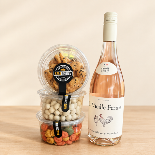 Cadeauverpakking La Vieille Ferme Rosé met Nootjes op een lichte rustige achtergrond