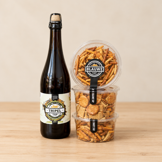 Bierpakket Tripel met Nootjes en Zoutjes op een lichte rustige houten achtergrond