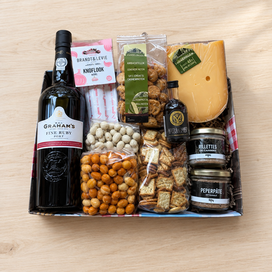 Luxe pakket met rode port en dezelfde producten op een lichte natuurlijke houten ondergrond