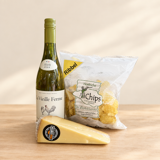 Cadeauverpakking La Vieille Ferme Wit met Kaas & Chips op een lichte rustige achtergrond