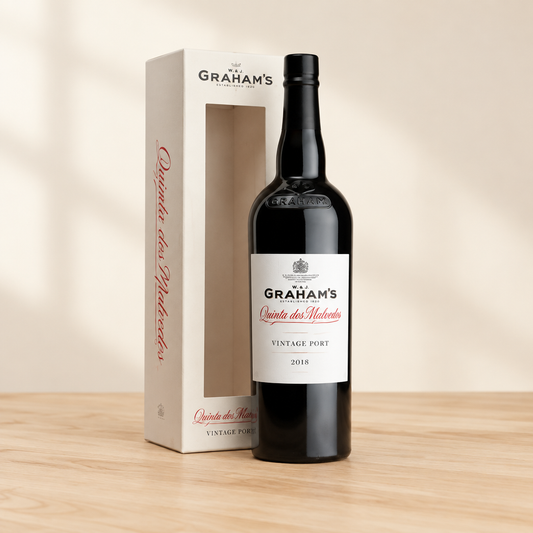 Quinta dos Malvedos Vintage Port 2018 met geschenkdoos op een lichte natuurlijke houten ondergrond