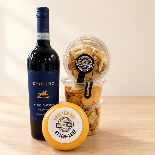 Cadeauverpakking Epicuro Nero d'Avola met Kaas & Nootjes op een lichte rustige achtergrond