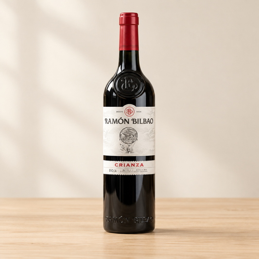 Fles Ramón Bilbao Crianza op een lichte natuurlijke houten ondergrond