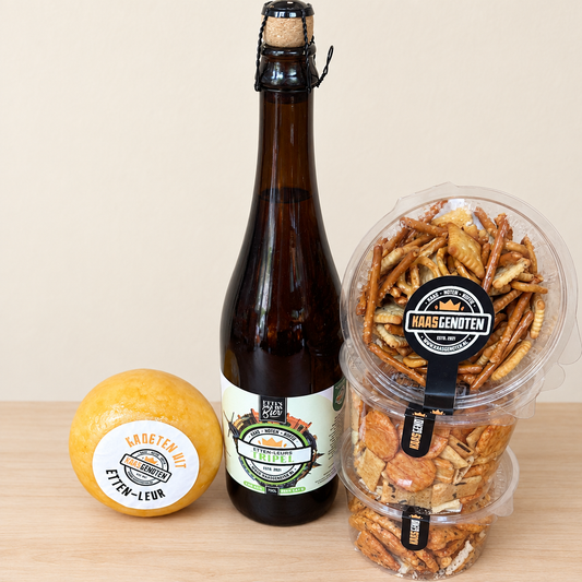 Bierpakket Tripel met Boeren Pondje Kaas met origineel kaasetiket op een lichte houten achtergrond
