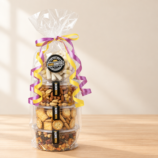 Cadeauverpakking zoutjes/noten 4 bakjes op een lichte, rustige achtergrond