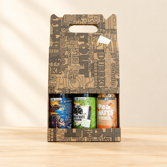 Cadeauverpakking Bier 't Meuleneind met 2 bier en pinda's op lichte houten achtergrond