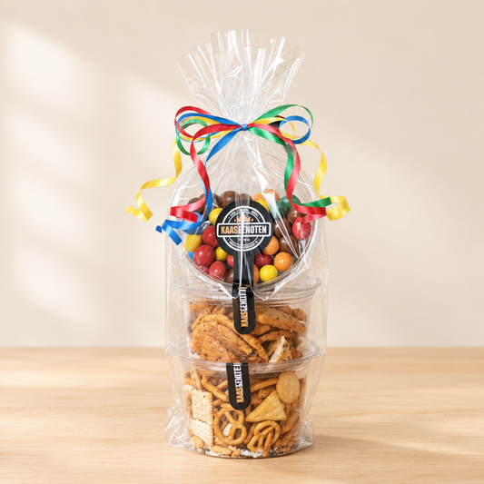Cadeauverpakking zoutjes/noten 3 bakjes op een lichte, rustige achtergrond