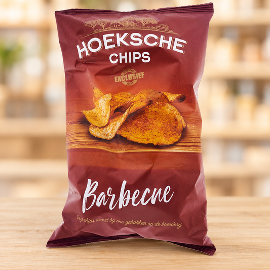 Hoeksche barbecue chips in de originele verpakking op een lichte houten ondergrond