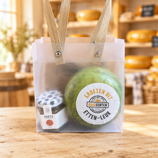Tasje boeren pondje pesto met dipje op een lichte houten toonbank