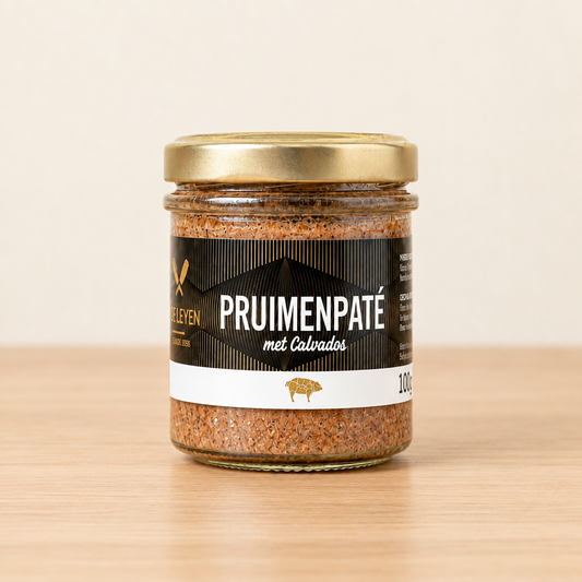 Brandt & Levie Pruimenpaté met Calvados op lichte houten achtergrond