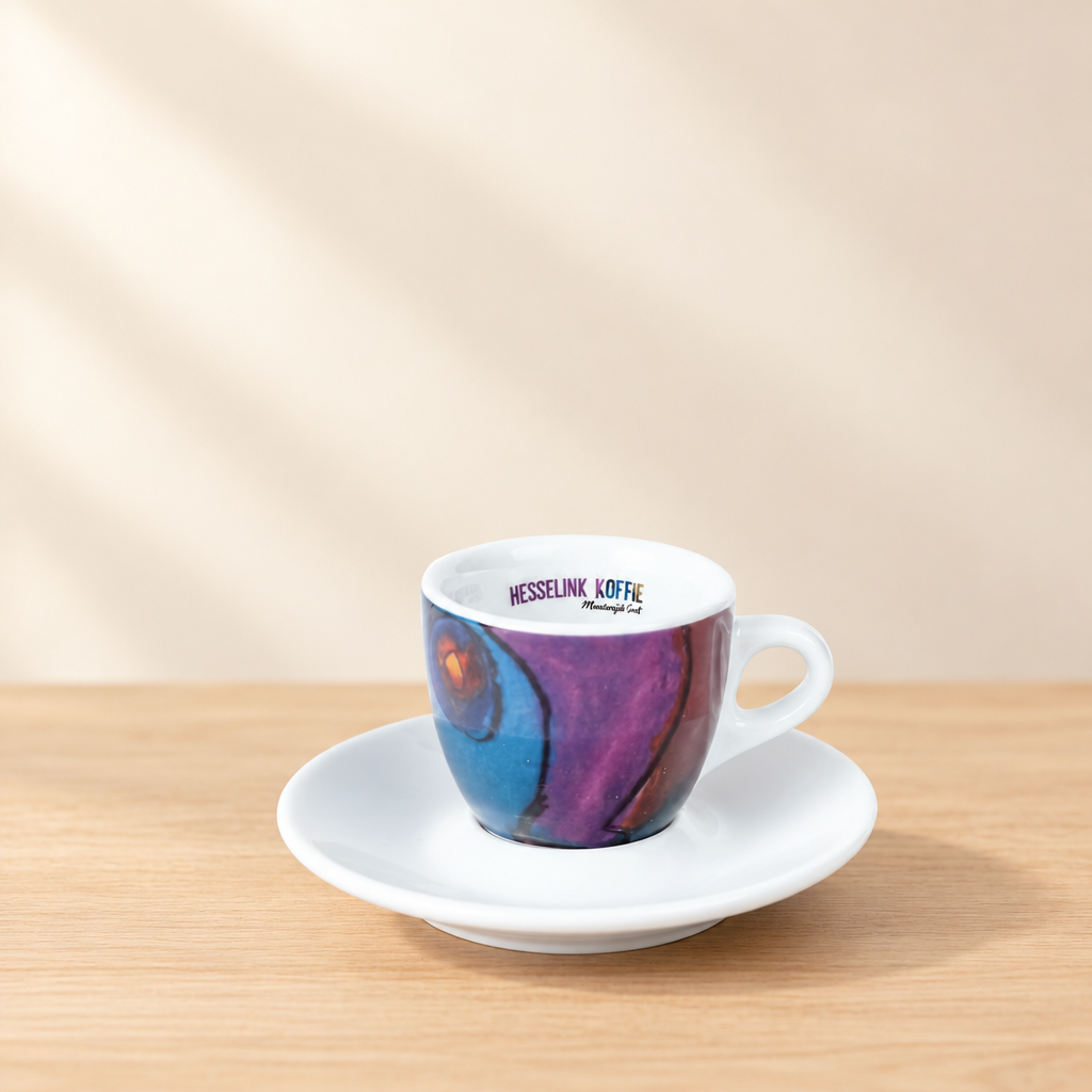 Espresso kop en schotel Hesselink met blauw-paars glazuur op een lichte achtergrond