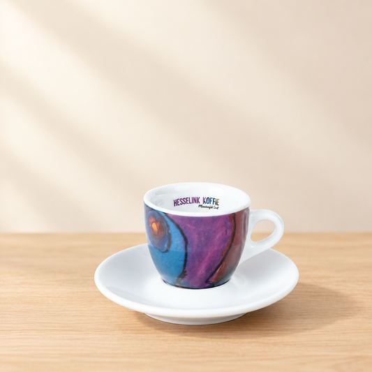 Espresso kop en schotel Hesselink met blauw-paars glazuur op een lichte achtergrond