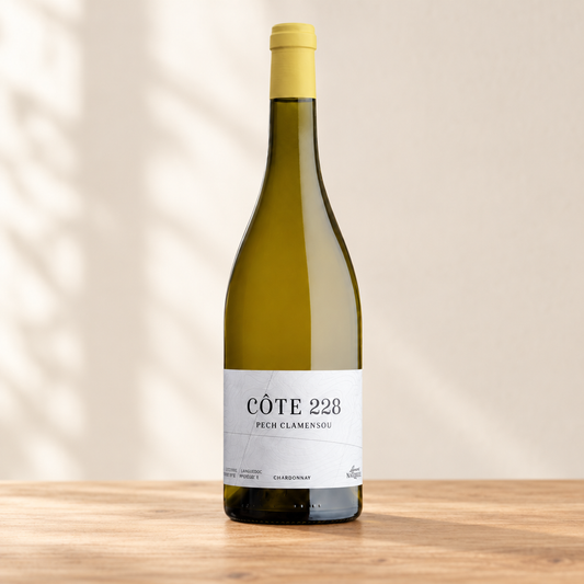 Laurent Miquel Côte 228 Pech Clamensou Chardonnay 2024 op een lichte, natuurlijke achtergrond