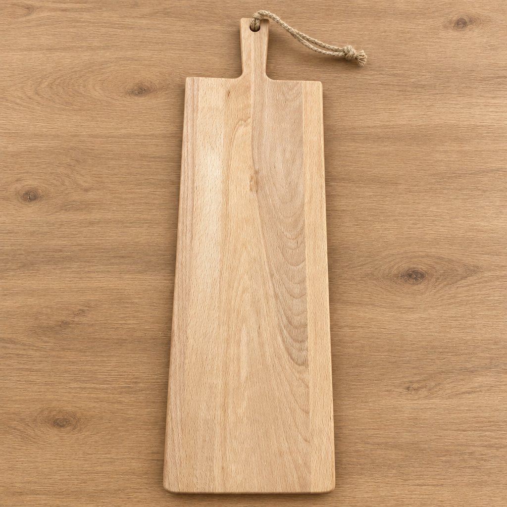 Lange luxe houten serveerplank met touwlus op een warme natuurlijke houten ondergrond